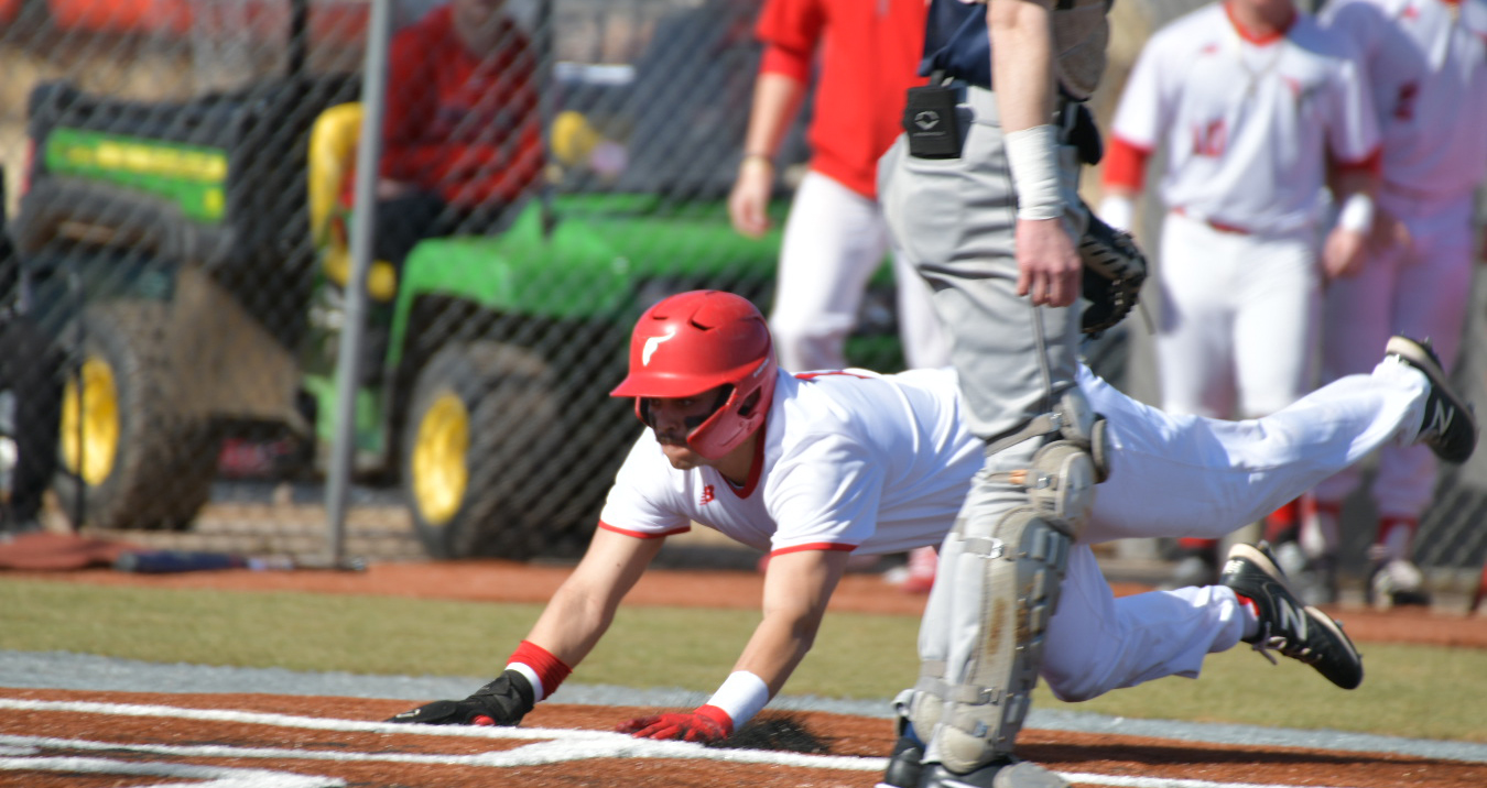 Mavs split season opener with DMACC