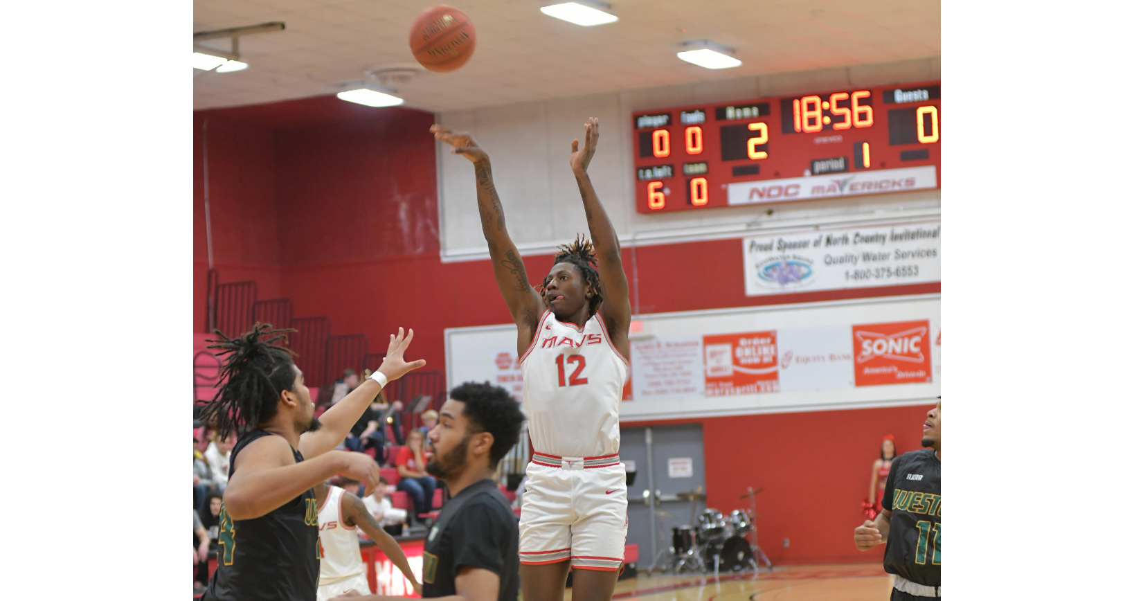 Mavs pull away late, beat Western 86-63